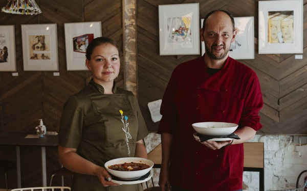 Πρόσφυγες δημιουργούν πιάτα της πατρίδας τους στο φεστιβάλ "Cooking #WithRefugees" (φωτ.)