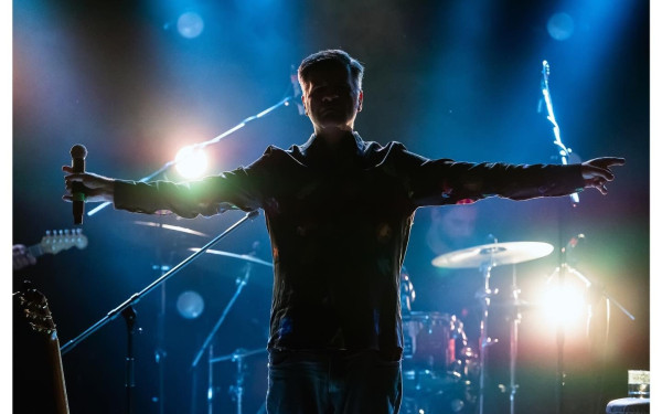 Ο Φοίβος Δεληβοριάς τραγούδησε για την Αναστάζια: «Η γυναικεία σεξουαλικότητα είναι αυτή που θα δικάζεται πάντα» (βίντεο)