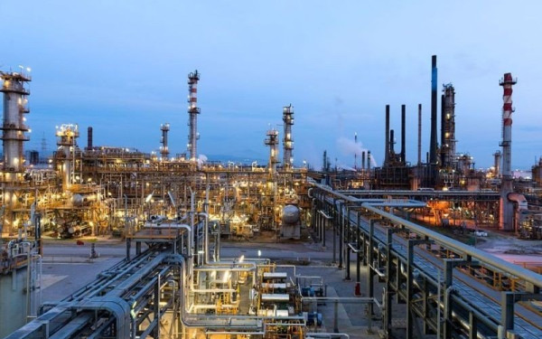 ΣΥΡΙΖΑ: Ο κ. Θεοχάρης παραδέχτηκε προκλητικά στη Βουλή ότι η κυβέρνηση δεν θα φορολογήσει τα υπερκέρδη των διυλιστηρίων