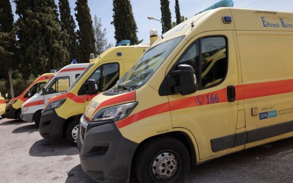 Πάτρα: Γονείς δώρισαν ασθενοφόρο στη μνήμη του γιου τους - Η «σύμπτωση-θαύμα» με τον οδηγό του οχήματος (βίντεο)