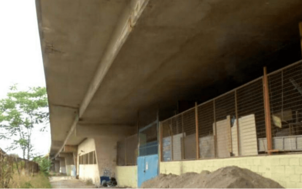 Θεσσαλονίκη: Επείγουσα εισαγγελική έρευνα για επικίνδυνη γέφυρα πάνω από σιδηροδρομικές γραμμές