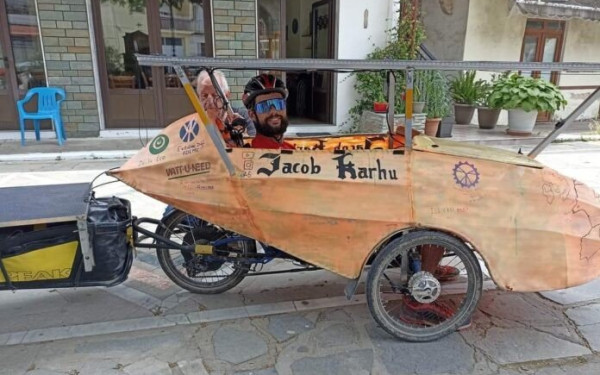 Στη Χαλκιδική έφτασε ο άνθρωπος που διέσχισε όλη την Ευρώπη με το ιδιαίτερο ποδήλατό του (φωτ.)