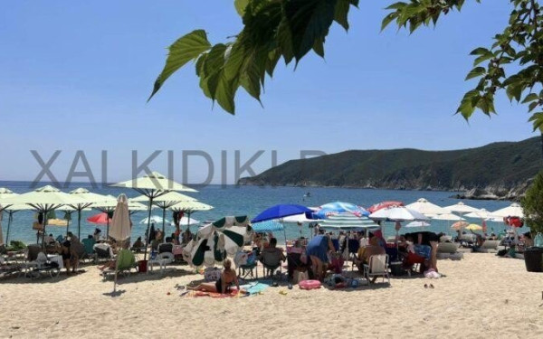 Χαλκιδική: Έφτασαν οι τουρίστες στο Καλαμίτσι (φωτ.)