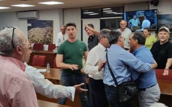 Ένταση και ξύλο σε δημοτικό συμβούλιο - Πρώην δήμαρχος εκτός εαυτού πιάστηκε στα χέρια με τον κόσμο (βίντεο)