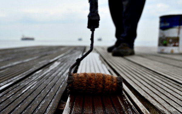 Θεσσαλονίκη: Βάφεται το ξύλινο ντεκ στη Νέα Παραλία - Δείτε φωτογραφίες 