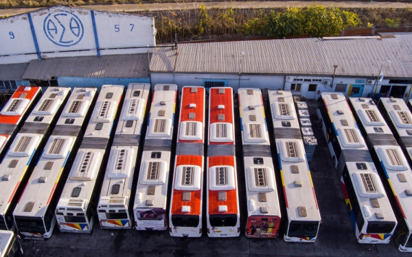 ΟΑΣΘ: Σε ακόμα 13 γραμμές ξεκινάει η επιβίβαση μόνο από την μπροστινή πόρτα