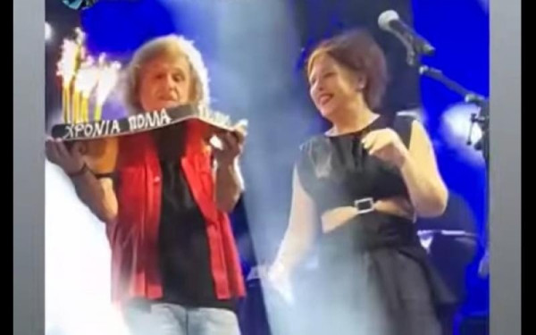 Θεσσαλονίκη: Τούρτα-έκπληξη από την Ελένη Ράντου στον Βασίλη Παπακωνσταντίνου (βίντεο, φωτ.)