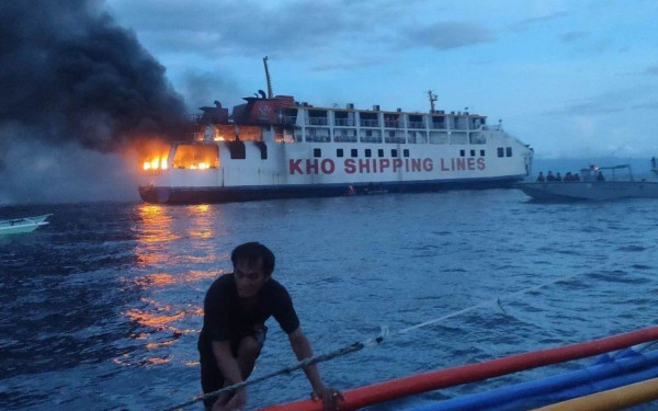 Στις φλόγες τυλίχθηκε πλοίο με 65 επιβάτες στις Φιλιππίνες - Δείτε βίντεο