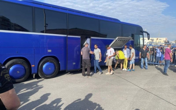 Ναυάγιο στην Πύλο: Αναχώρησαν για τη δομή της Μαλακάσας οι διασωθέντες μετανάστες (βίντεο)