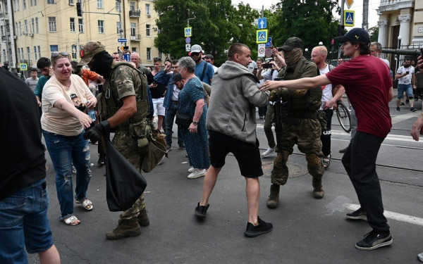Χάος στο Ροστόφ: Άγριο ξύλο στο κέντρο της πόλης μεταξύ πολιτών και οπαδών της Wagner - Δείτε βίντεο