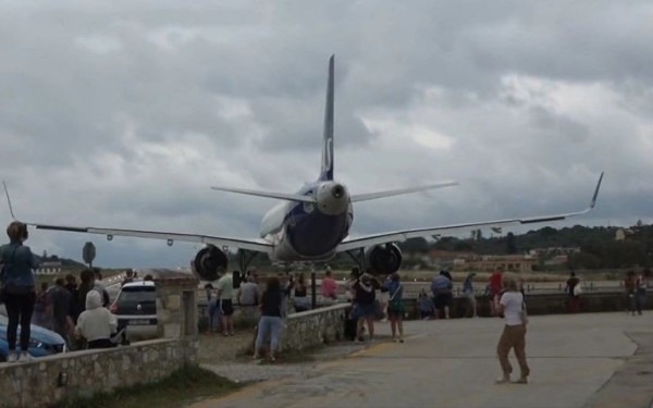 Σκιάθος: Αεροπλάνο απογειώνεται και «σηκώνει τον κόσμο στον αέρα» (βίντεο)