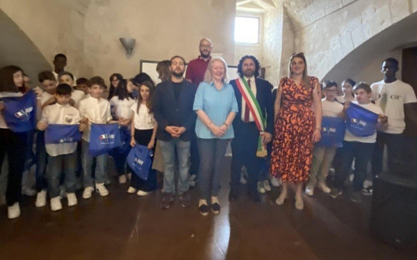 Ιταλία: Στα ελληνόφωνα χωριά της Απουλίας η Ελληνίδα πρέσβης Ελ. Σουρανή