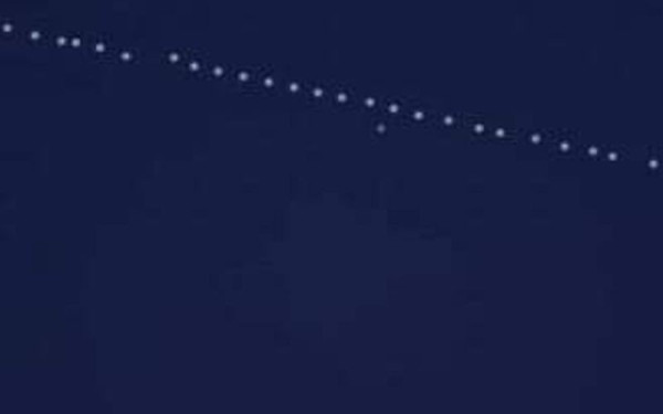 Λύθηκε το «μυστήριο» με τη συστοιχία φωτεινών κουκίδων στον ουρανό της Θεσσαλονίκης (βίντεο, φωτ.)