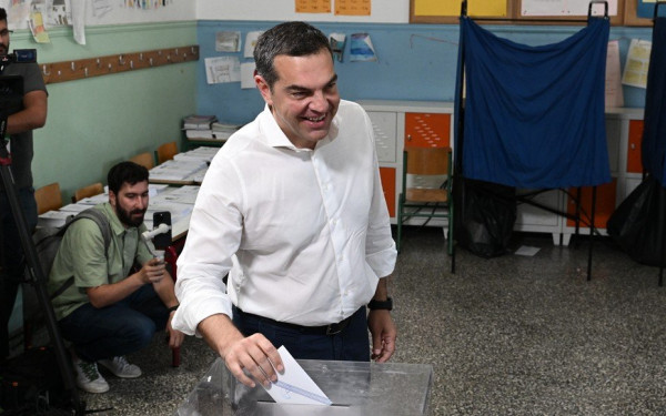 Ψήφισε στο Περιστέρι ο Αλέξης Τσίπρας - «Ισχυρός ΣΥΡΙΖΑ σήμερα σημαίνει ισχυρή δημοκρατία και υγιής κοινωνία αύριο» (βίντεο)