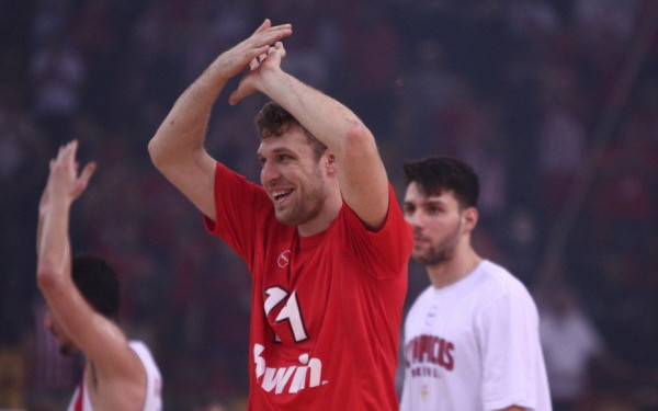 «Βασιλιάς» στο Σακραμέντο o Βεζένκοφ: Από τον Ολυμπιακό στο ΝΒΑ για να κυνηγήσει το όνειρό του (βίντεο)