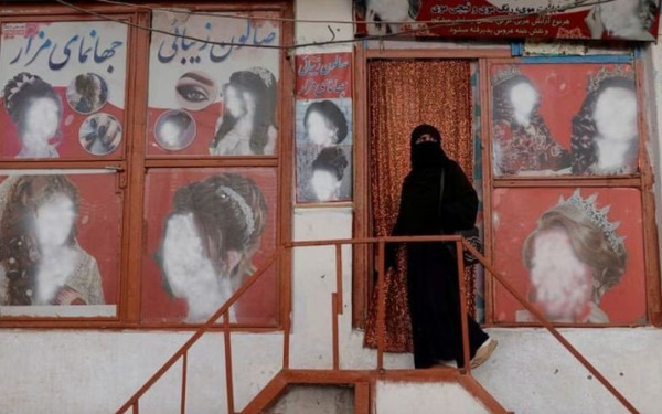 Αφγανιστάν: Οι Ταλιμπάν διέταξαν να κλείσουν τα ινστιτούτα αισθητικής	