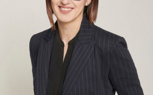 Ειρήνη Αγαπηδάκη: «Θα στέκομαι εδώ όρθια» απαντάει στους επικριτές της