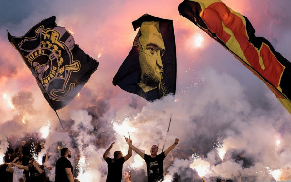 Αγκαλιασμένοι τραγούδησαν οι οπαδοί της Μπότεφ και του Άρη στη Βουλγαρία - Δείτε βίντεο