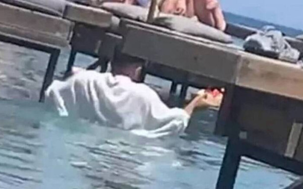 Ρόδος: «Ούτε εκβιαζόμαστε ούτε εξαναγκαζόμαστε» λένε οι εργαζόμενοι του beach bar για τις εικόνες με τον σερβιτόρο «κολυμβητή»