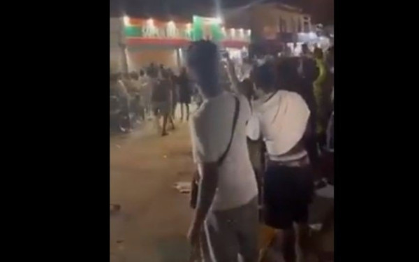 Εικόνες ντροπής στην Κέρκυρα: Επεισόδια μεταξύ τουριστών και ένας οδηγός που πέφτει στο πλήθος (βίντεο)