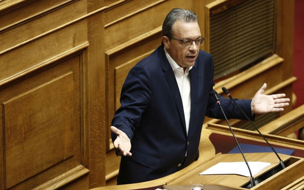 Νομοσχέδιο υπ. Οικονομικών - Σ. Φάμελλος: Αποσπασματικές ρυθμίσεις και κλασική πολιτική επιδομάτων