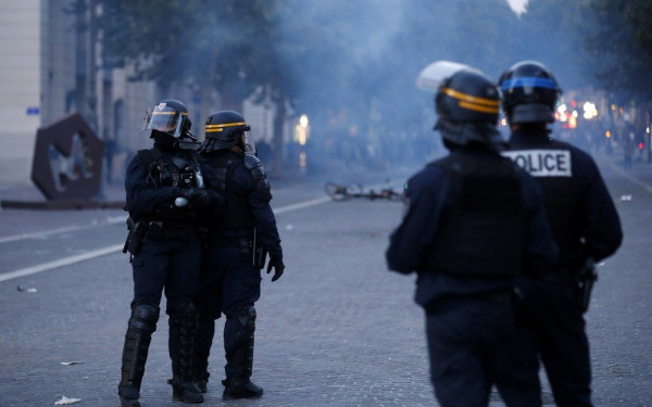 Χάος στη Γαλλία: Η αστυνομία απομακρύνει διαδηλωτές από την Πλας ντε λα Κονκόρντ στο Παρίσι