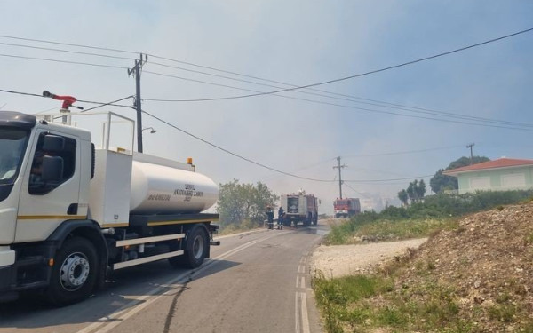 Μεγάλη πυρκαγιά σε δάσος στη Σάμο - Πέντε εναέρια μέσα και 41 πυροσβέστες δίνουν μάχη (βίντεο)