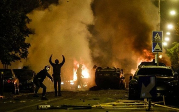 Γαλλία: Ταραχές για δεύτερη συνεχόμενη νύχτα μετά τον θάνατο εφήβου από σφαίρα αστυνομικού - «Δικαιοσύνη για τον Ναέλ» (βίντεο)