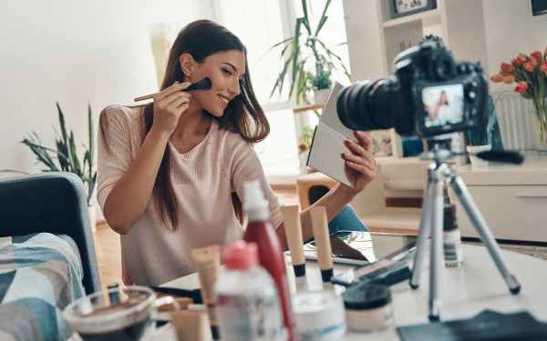 Στο στόχαστρο της ΑΑΔΕ 20 πασίγνωστοι influencers - Xρεώνουν 10.000 ευρώ την ανάρτηση (βίντεο) Στο στόχαστρο της ΑΑΔΕ 20 πασίγνωστοι influencers - Xρεώνουν 10.000 ευρώ την ανάρτηση (βίντεο)