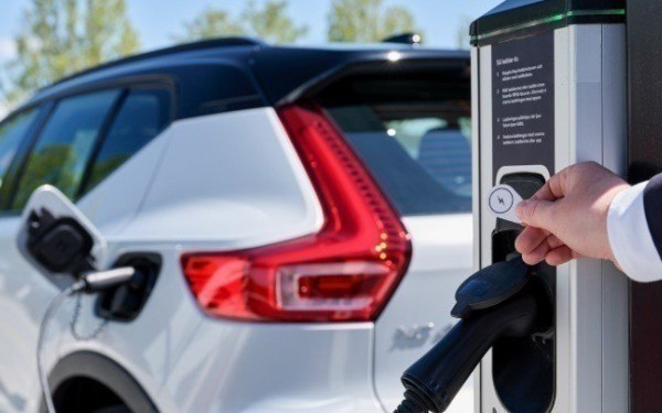 Νέες επιδοτήσεις στα προγράμματα «Κινούμαι Ηλεκτρικά ΙΙΙ» και «Πράσινα Ταξί»