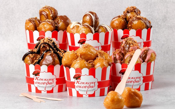 «Κόκκινος σκούφος»: Ομορφαίνει γευστικά και αισθητικά τη Νέα Παραλία της Θεσσαλονίκης με τους παραδοσιακούς χειροποίητους λουκουμάδες του 