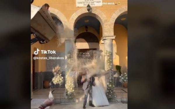 Απίθανο σκηνικό στη Λακωνία: Νιόπαντρο ζευγάρι δέχτηκε «επίθεση» ρυζιού με φτυάρια από εκσκαφέα - Ο γαμπρός άνοιξε ομπρέλα (βίντεο)