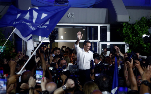 Η νίκη Μητσοτάκη, η ενίσχυση της Ακροδεξιάς και οι απώλειες της Αριστεράς στα γαλλικά ΜΜΕ