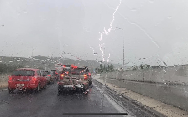 Θεσσαλονίκη: Κυκλοφοριακό χάος στους δρόμους έφερε η καταιγίδα (βίντεο)