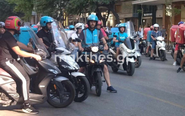 Πορεία διαμαρτυρίας διανομέων στη Θεσσαλονίκη μετά το δυστύχημα με θύμα συνάδελφό τους (φωτ.)