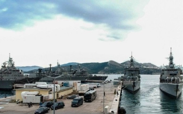 Συναγερμός στη Σαλαμίνα: Συνελήφθησαν δύο Ρουμάνοι για κατασκοπεία – Φωτογράφιζαν τον Ναύσταθμο από σκάφος