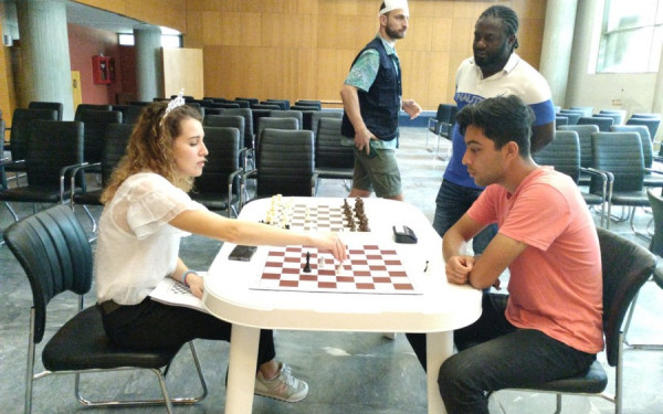 Θεσσαλονίκη: Ουκρανή σκακίστρια διδάσκει σκάκι σε προσφυγόπουλα από άλλες χώρες