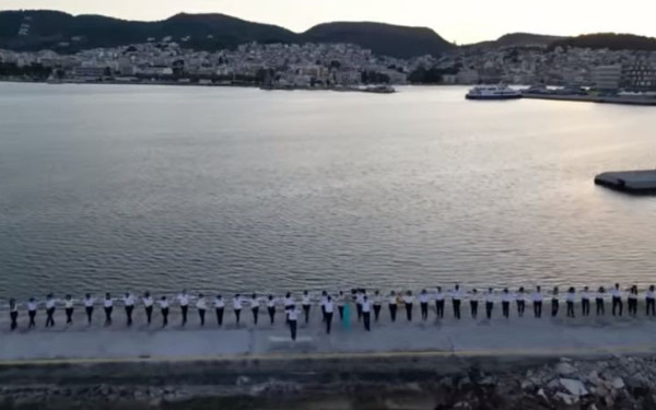 Στη Μυτιλήνη χόρεψαν το μεγαλύτερο συρτάκι στο Αιγαίο πάνω σε ιστιοπλοϊκά (βίντεο)