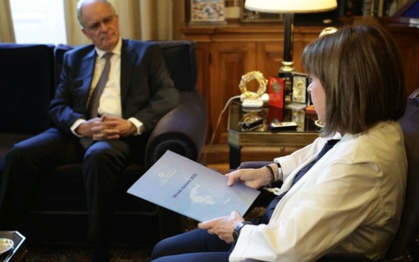 Εκλογές 2023: Στην Πρόεδρο της Δημοκρατίας ο πρόεδρος της Βουλής - Παρέδωσε τα αποτελέσματα των εκλογών (βίντεο)