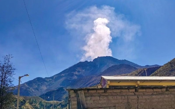 «Βρυχάται» το ηφαίστειο Ουμπίνας στο Περού: Θέμα χρόνου η κήρυξη κατάστασης εκτάκτου ανάγκης