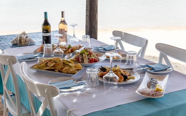 Αφιέρωμα: 10+1 προτάσεις για φαγητό, ποτό και beach bars σε Περαία, Νέους Επιβάτες, Επανομή και Μηχανιώνα