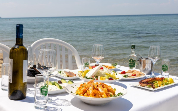 Η «Αίγλη» της Περαίας: Μία βόλτα μέχρι την «ψαροταβέρνα» με το μισό αιώνα ζωής, ακριβώς δίπλα στη θάλασσα