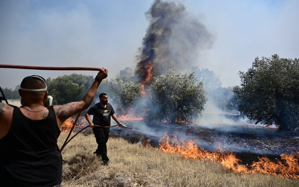 Μάχη με τις αναζωπυρώσεις - Νέο μήνυμα για εκκένωση από το 112