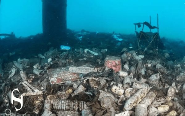 Χαλκιδική: Πέταξαν μέχρι και κάδο απορριμμάτων στον βυθό της θάλασσας (φωτ.)