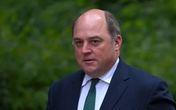 Βρετανία: Αποχωρεί από την κυβέρνηση ο υπουργός Άμυνας Μπεν Γουάλας