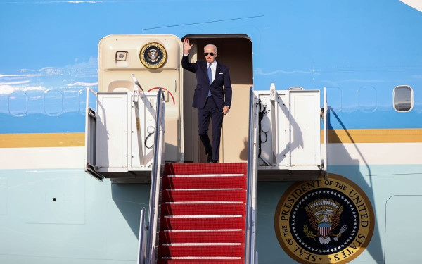 «Προσγειώθηκε» στο Βίλνιους για τη Σύνοδο του ΝΑΤΟ ο Τ. Μπάιντεν (βίντεο)