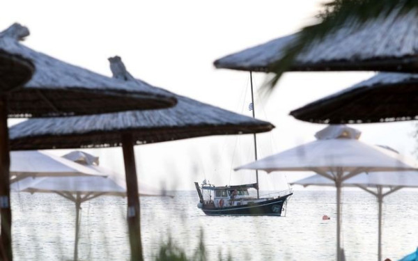 Ένας λαβύρινθος από ξαπλώστρες και στο βάθος θάλασσα