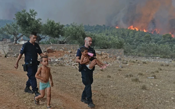 Μάνδρα: Αστυνομικοί παίρνουν στα χέρια παιδιά από τον Άγιο Χαράλαμπο (βίντεο)