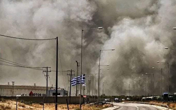 Πύρινη κόλαση στην Αττική: Ολονύχτια προσπάθεια να κρατηθούν οι φλόγες μακριά από τα διυλιστήρια της Motor Oil 