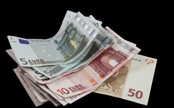 Αντίστροφη μέτρηση για αυξήσεις σε κατώτατο, επιδόματα και κλαδικούς μισθούς